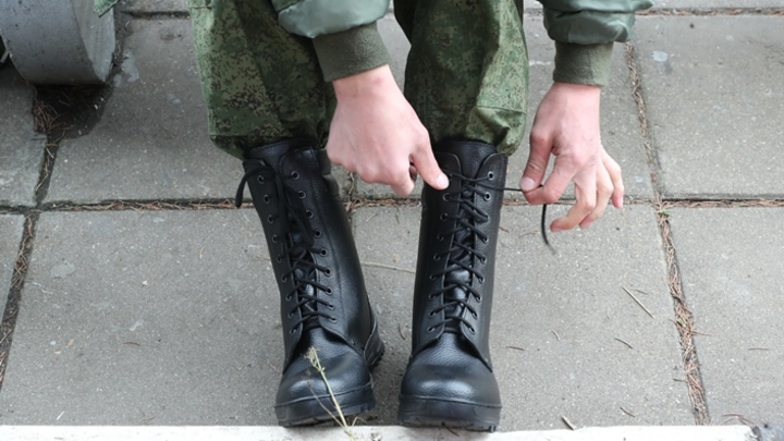 В Чите старший сержант избил солдата деревянным автоматом