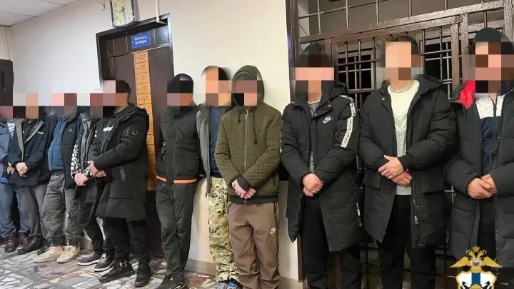 Мигранты пытались скрыться среди тюков с одеждой во время проверки в новосибирском ТЦ