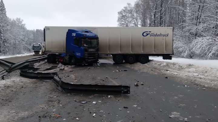 Появилось видео с места ДТП с фурой, перегородившей движение на М-7 в Петушинском районе