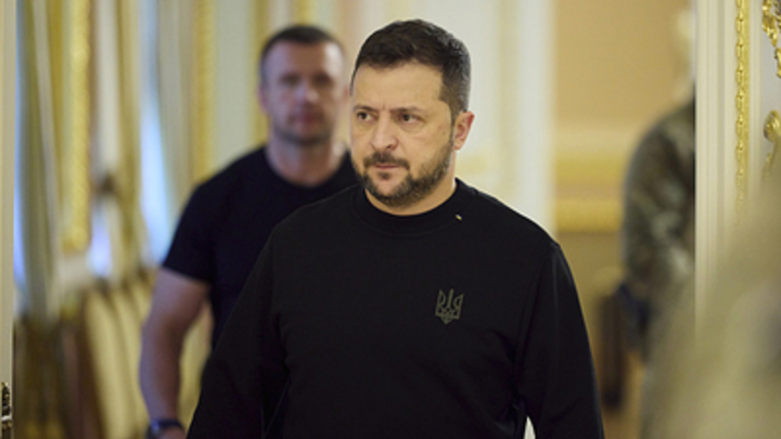 Зеленский во время интервью The Economict агрессировал и бил пальцами по столу