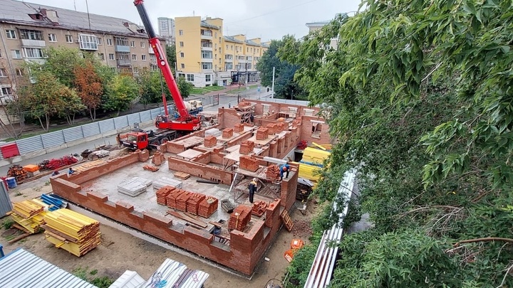 В Новосибирске в Дом Кондратюка краном спустили космический аппарат