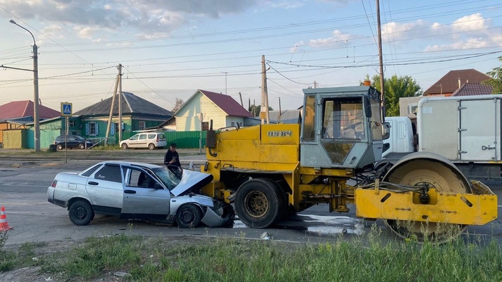 Автомобиль ВАЗ с пятью людьми протаранил дорожный каток в Новосибирске