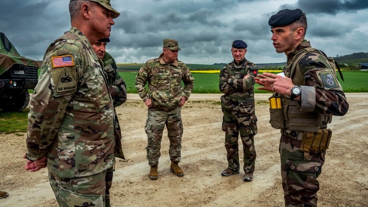 Окажем не символическую, а реальную помощь: Французы обсуждают, как придут в страну 404