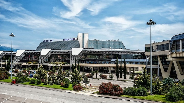 Десять самолетов, летевших в Сочи, ушли на запасной аэродром