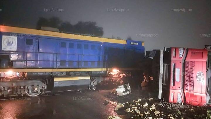 В Кемерове тепловоз наехал на грузовик на железнодорожном переезде