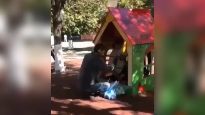 В Краснодаре полиция разыскивает мигранта, который приставал к детям на площадке