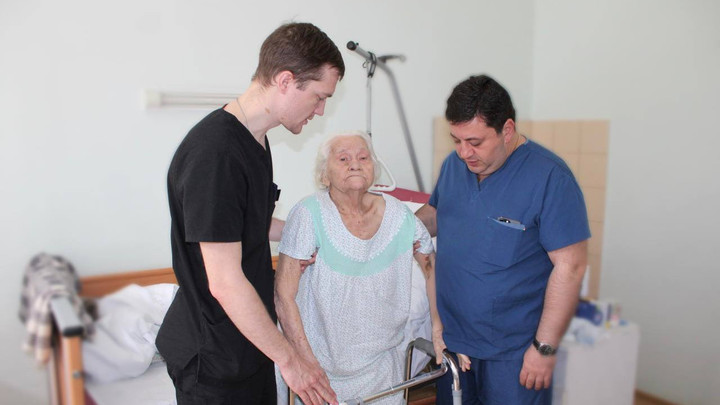 В Подмосковье врачи прооперировали и поставили на ноги 100-летнюю женщину с переломом бедра