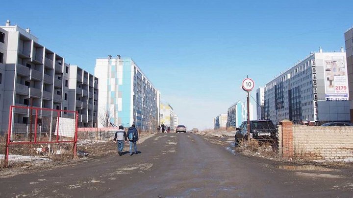 В Челябинске строителей заставят отсыпать дорогу и убрать мусор возле новых домов в Чурилово