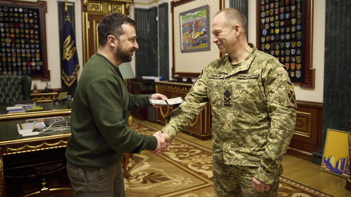 Зеленский отправил главкома Сырского на фронт с карт-бланшем на любые изменения ВСУ