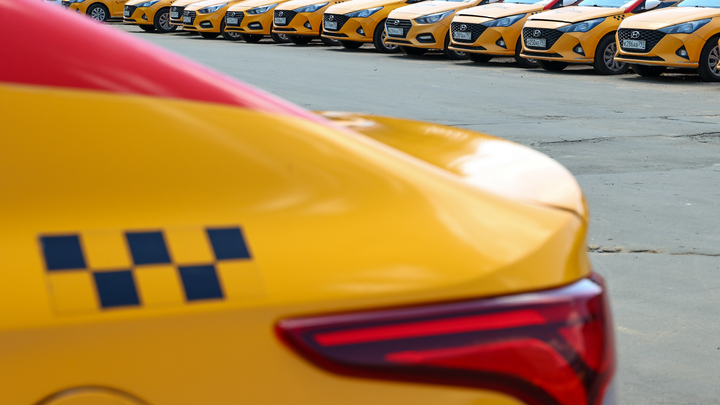 Диаспора мусульман заставила извиниться на камеру пассажира, кинувшего таксиста в Сочи