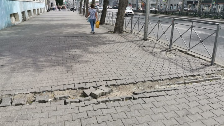 Губернатор Травников назвал требующие быстрых решений задачи по содержанию улиц и тротуаров
