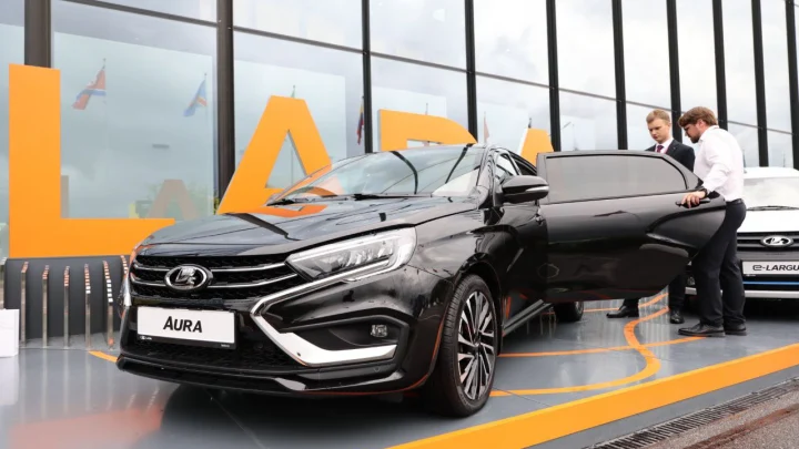 На седане по пустыне:  первую Lada Aurа продали в ОАЭ по цене выше, чем Toyota Camry