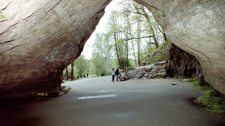 Гражданку России с двумя детьми нашли в пещере в Индии