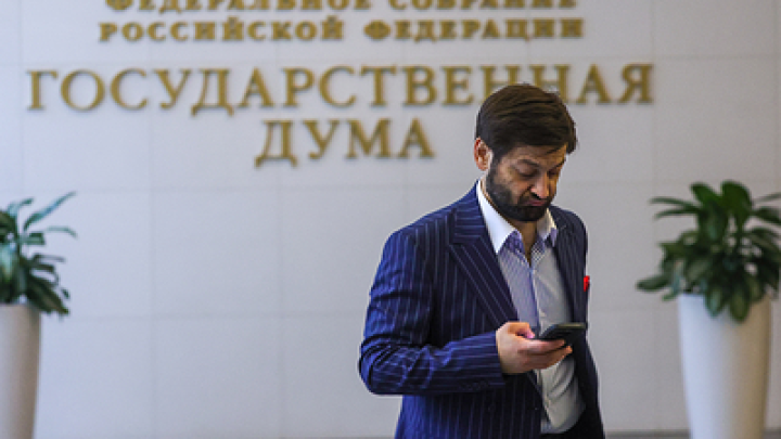 Не больше официальной зарплаты: ГД ограничит мигрантов в незаконных денежных передах