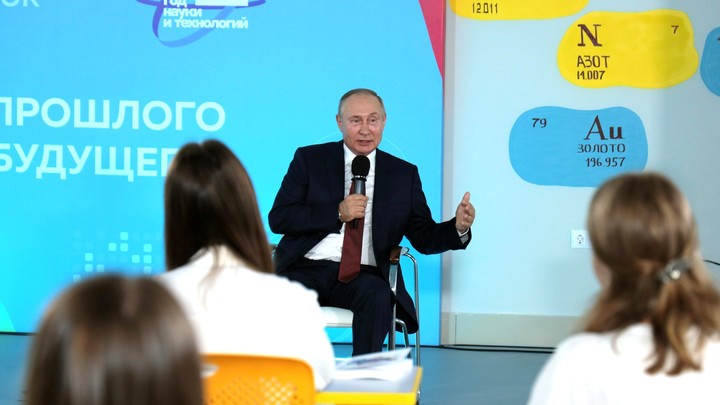 Кремль посоветовал директору школы из Воркуты не наказывать ученика, поправившего Путина