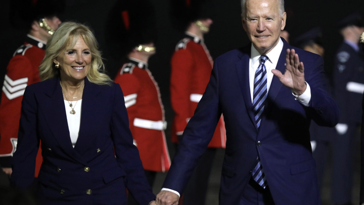 Жесты Байдена на траурной церемонии назвали вопиющим неуважением