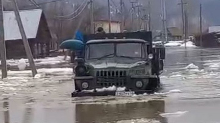 Поселок Усть-Кабырза в Кузбассе затопило из-за ледохода
