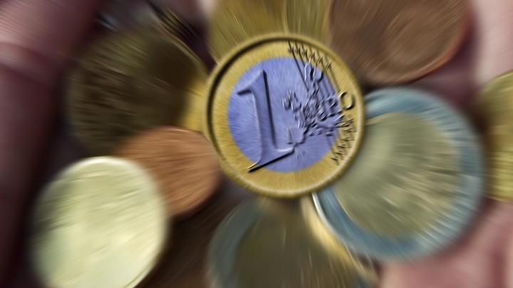 Евро укрепился: Курс валюты вернулся к майским значениям