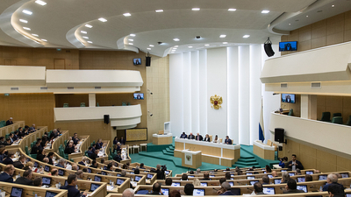 Названо имя сенатора, который пошёл против пенсионной реформы и поправок в Конституцию