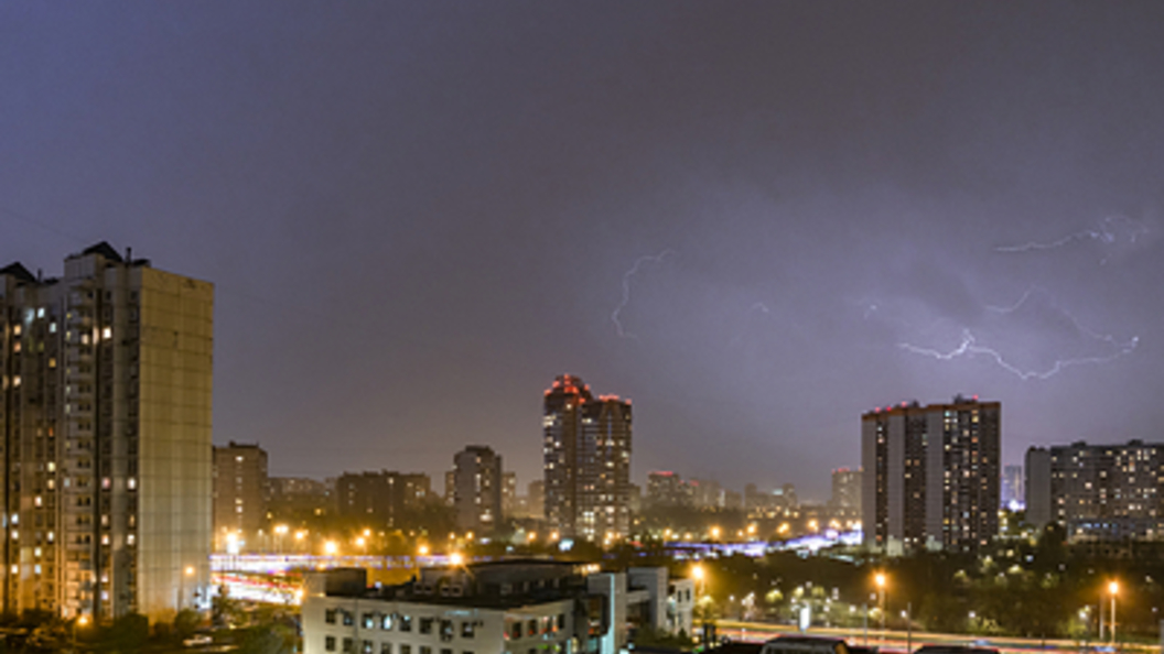 Москва атмосферное. Ночное небо над городом Воронеж. Смог над Москвой. Туман в Москве. НЛО В небе ночью.