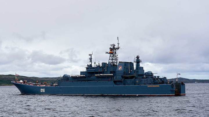 Десантные корабли России начали осуществлять перевозку гражданских автомобилей в Крым