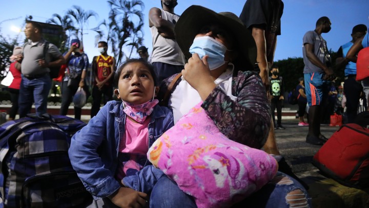 Мексику тряхнуло на 7,1 балла. Люди в панике: Апокалиптические кадры попали на видео