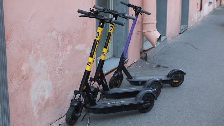 В сети появилось видео с моментом возгорания самоката в лифте многоэтажки Краснодара