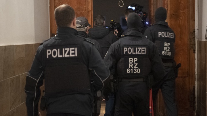 Для госпереворота были назначены свои люди: Экс-депутата бундестага увезли под конвоем