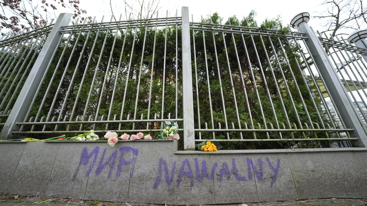 В Армении женщина разнесла мемориал Навальному* со словами: Мы любим Россию