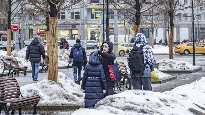 В Краснодаре ночью выпал первый снег. Город застрял в девятибалльных пробках