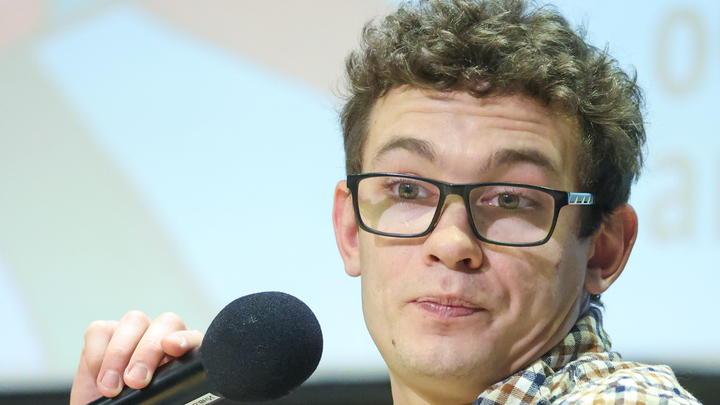 Укусил девушку за ногу, подрался: Звезда Слова пацана разбушевалась. Вмешалась полиция