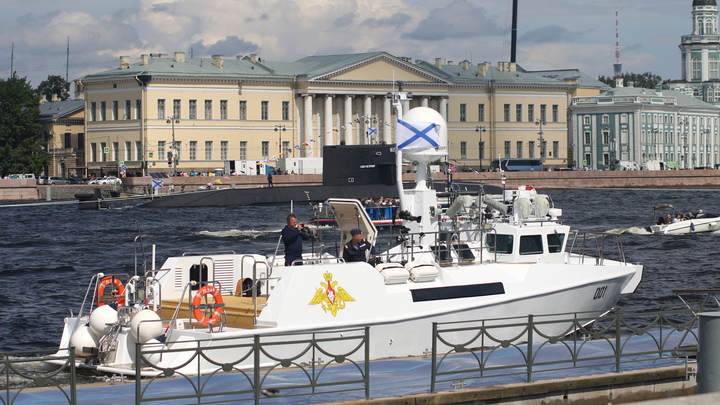 Путин пожал руку многодетному отцу из Магадана, семье которого помог попасть на парад ВМФ