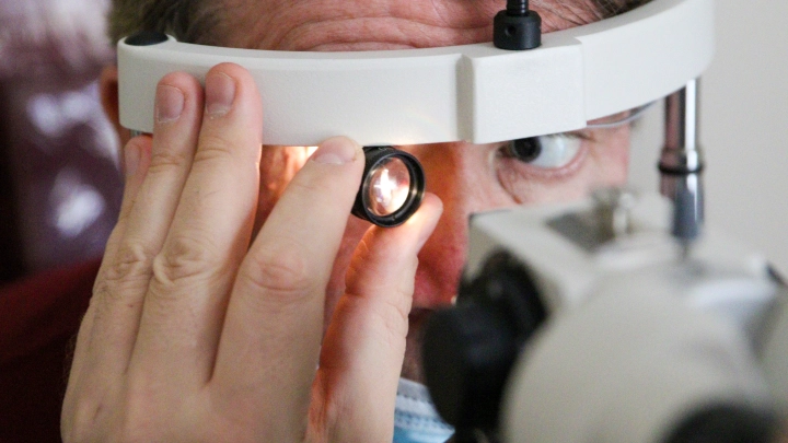 Что-то шевелится: врачи нашли страшное в глазу женщины