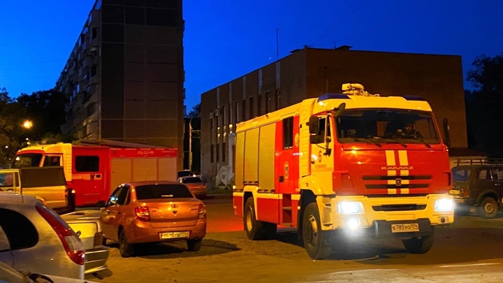 Автомобиль загорелся на ходу возле остановки транспорта в Челябинске
