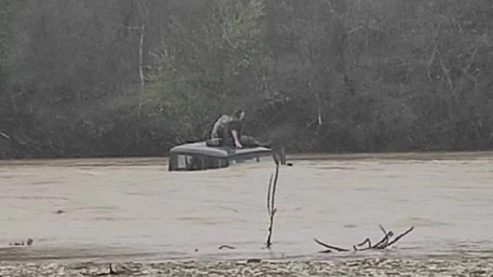 На Кубани отец с 7-летним сыном чуть не погибли во внедорожнике, который унесло течением