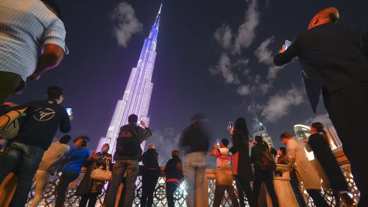 Самый высокий небоскрёб в мире окрасился в цвета русского флага