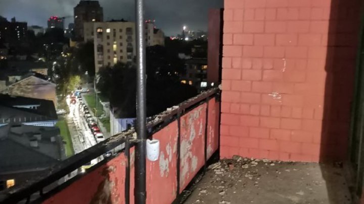 Балкон обвалился в доме в центре Нижнего Новгорода: повреждён автомобиль