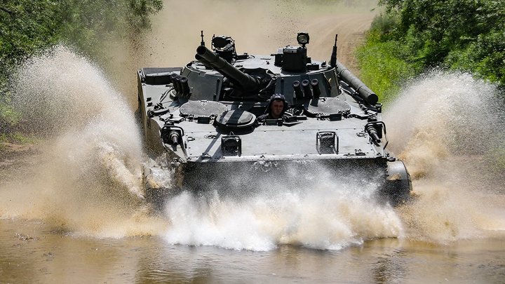 Бойцы отряда Керчь показали захваченную в зоне СВО американскую БМП Брэдли