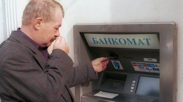 На Урале неравнодушные граждане спасли пенсионера от мошенников прямо у банкомата