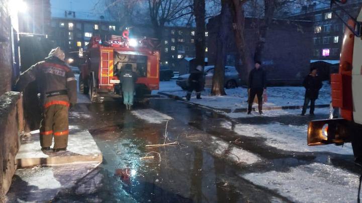 На пожаре в многоэтажном доме в Новосибирске погибла женщина