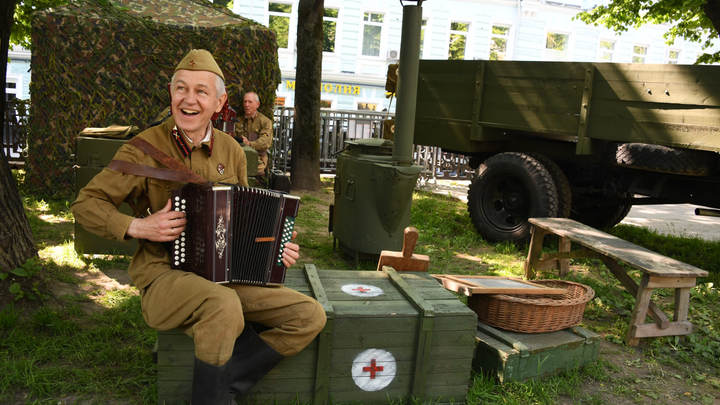 Юному аккордеонисту из Запорожской области подарили новый музыкальный инструмент