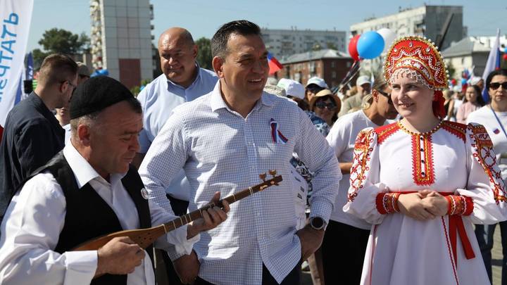 В Новокузнецке в честь Дня России горожан угощают национальными блюдами