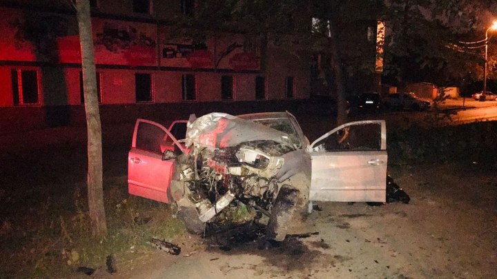 В Самаре в результате столкновения автомобиля с деревом погибла женщина