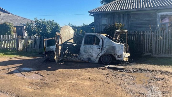 Мужчина уснул в машине, которая загорелась в Архангельской области