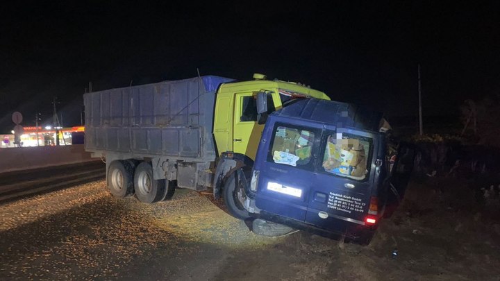 Четыре человека пострадали при столкновении микроавтобуса с фурой в Темрюкском районе