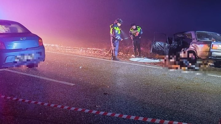 Один человек погиб и трое пострадали в лобовом ДТП на трассе в Свердловской области