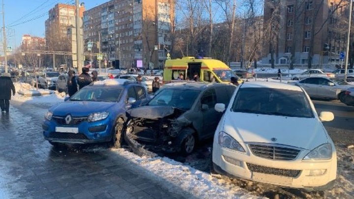 На перекрёстке в Самаре столкнулись семь авто