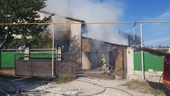 Пожар оставил без крыши над головой семью пенсионеров в станице Раевской