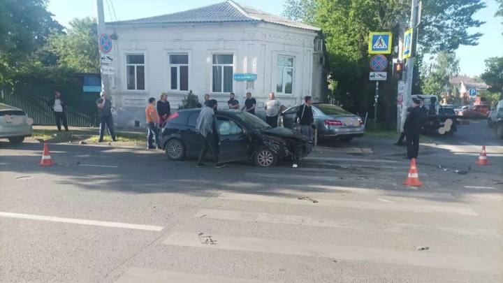 В центре Краснодара произошло массовое ДТП, в котором пострадали мужчина и ребёнок