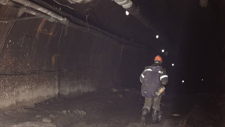 Горняки замурованы под землёй вторые сутки: ЧП на руднике в Приамурье. Что известно к этому часу